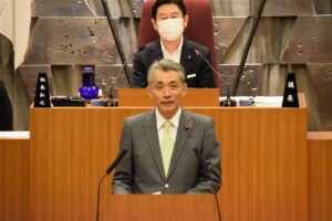 改選後の札幌市議会代表質問トップバッターとして登壇